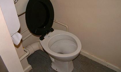 Người phụ nữ sống trên toilet 932 ngày