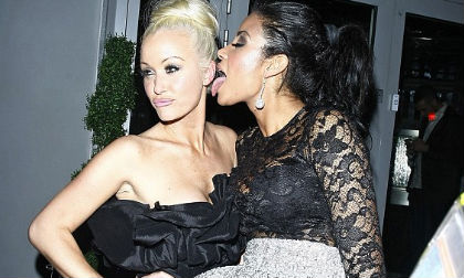 Layla Flaherty liên tục làm trò lố trong hộp đêm