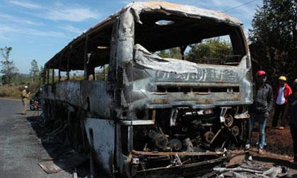 Xe khách cháy rụi, 28 người thoát nạn