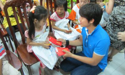 Con nuôi cưng NS Hồng Vân đi chùa làm từ thiện đầu xuân