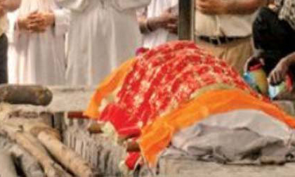 "Xác chết" bất ngờ ngồi nhổm dậy giữa giàn thiêu