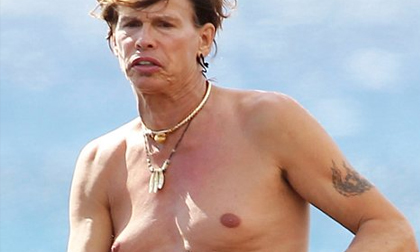 Quý ngài 63 tuổi Steve Tyler lộ ngực như... phụ nữ 