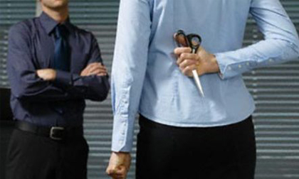 Uất ức vì bị phụ bạc, vợ hiền “xẻo của quý” chồng