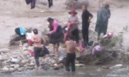 Video: Phụ nữ Thái tắm “tiên” giữa trời đông giá rét