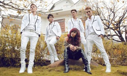 Những nhóm nhạc “được biết đến” nhờ bà bầu là “sao”…