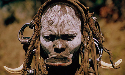 Vẻ đẹp hãi hùng của phụ nữ bộ tộc Surma