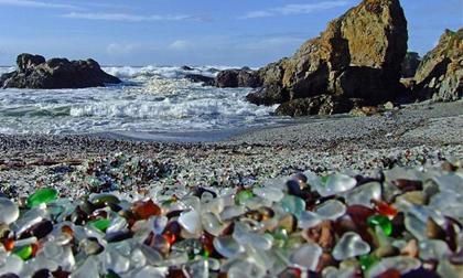 Hoa mắt với bãi biển thủy tinh lạ ở California