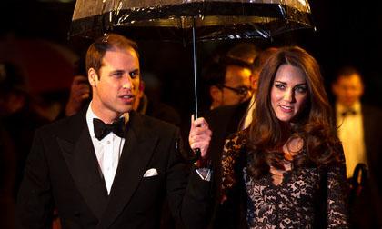 Vợ chồng Hoàng tử Anh nổi bật trong buổi công chiếu phim của Steven Spielberg