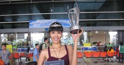 Lan Khuê rạng rỡ cúp chiến thắng trở về sau 'Siêu mẫu Châu Á'