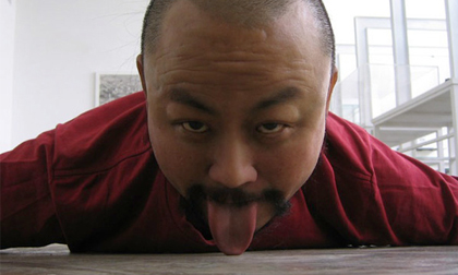 Người nghệ sĩ... liếm đất để trải nghiệm cuộc sống