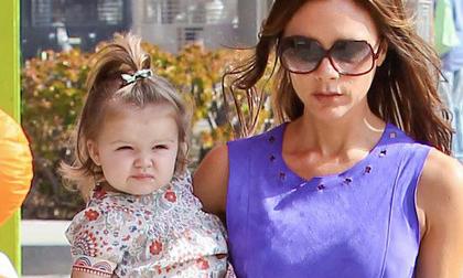 Harper sành điệu cùng mẹ và anh trai đi shopping