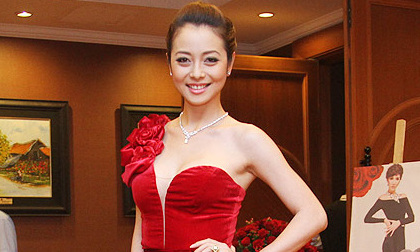 'Nghề' dự tiệc và những vị khách không mời ở showbiz Việt