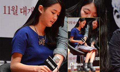 Mỹ nhân "Mặt trăng ôm mặt trời" luống cuống che chân vì sợ lộ hàng