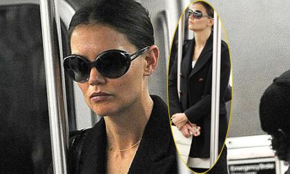 Katie Holmes mặt thâm xì trên tàu điện ngầm