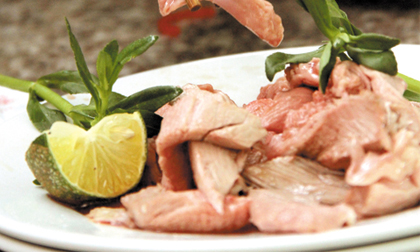 Quảng Trị: Vi sinh vật lạ bò loạn xạ trong thịt lợn chín