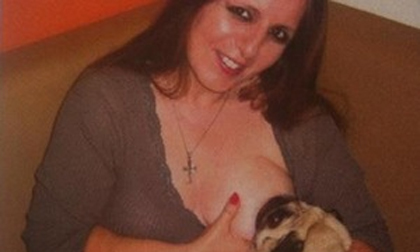 Sốc: Người phụ nữ cho... chó bú