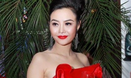 Lộ "thủ phạm" làm khuôn mặt sao sưng vù?