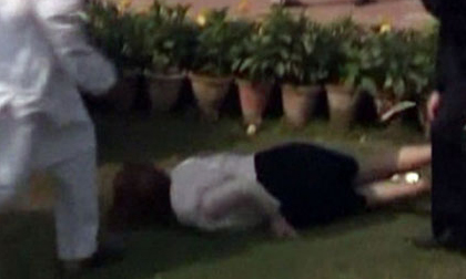 Nữ Thủ tướng Australia ngã đập mặt xuống đất vì giày cao gót