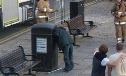 Hí hửng chụp ảnh ông già kẹt đầu trong thùng rác