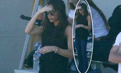 Vic 'kéo dài chân' đi xem con đá bóng