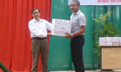 "Vượt scandal" doanh nhân Chung Minh vui vẻ đi từ thiện