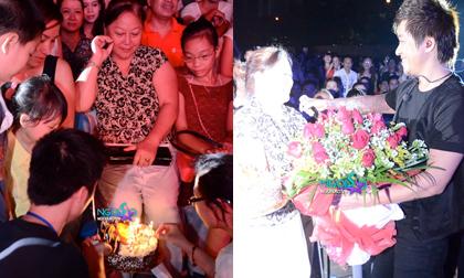 Tuấn Hưng cùng mẹ thổi nến sinh nhật ngay giữa đêm liveshow