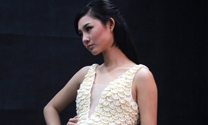 Trà My đáng yêu với váy kết từ 2000 chiếc bao cao su