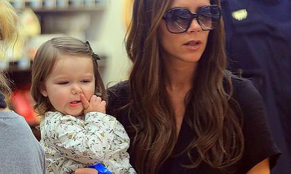 Khoảnh khắc lau mũi vô cùng đáng yêu của Harper