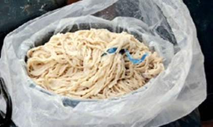 Phát hiện gần một tấn lòng lợn thối làm vỏ xúc xích