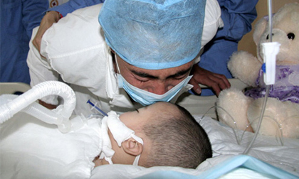 Cái cúi đầu trước một em bé hai tuổi