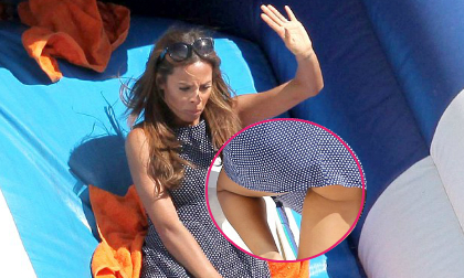 Tụt cầu trượt sao nữ xém "tụt" nội y