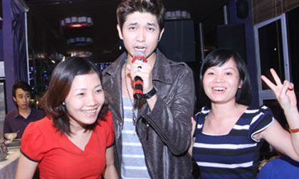 Tim ca hát nhảy múa tưng bừng cùng fan Hà Nội