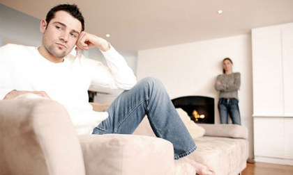 Em bị nổi mụn ở dưới bìu nên rất ngại khi quan hệ với bạn gái...