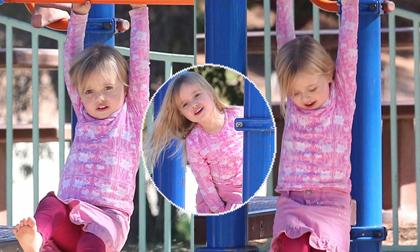 Con gái Angelina đu xà "điệu nghệ" trong công viên