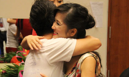 Bằng Kiều ôm Hồng Nhung thắm thiết trong hậu trường liveshow