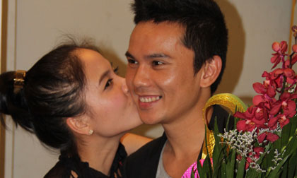 Bạn gái mới hôn Anh Tú "đắm đuối" sau sân khấu