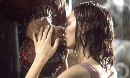 Những nụ hôn 'lộn ngược' lãng mạn nhất thế giới