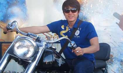 Hòa Hiệp khoe ảnh "siêu nhí nhố" trong chuyến lưu diễn Mỹ