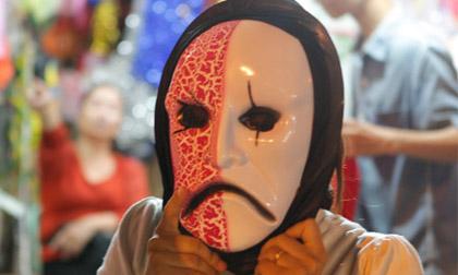 Teen Hà thành thích thú với mặt nạ quỷ