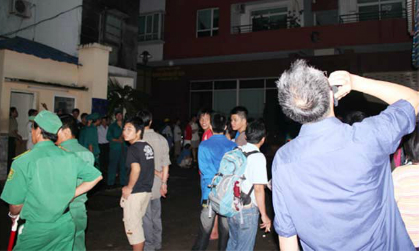  Cháy chung cư 24 tầng, hàng trăm người hoảng loạn 