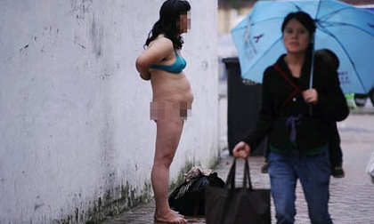 Hồn nhiên cởi đồ trên phố