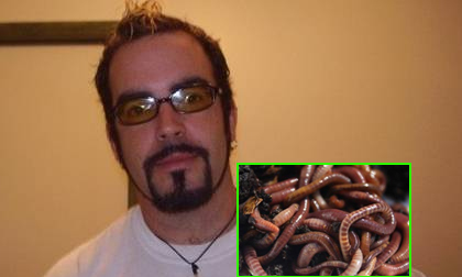 Mất mạng vì 30 con gián, 30 giun đất và 100 con sâu