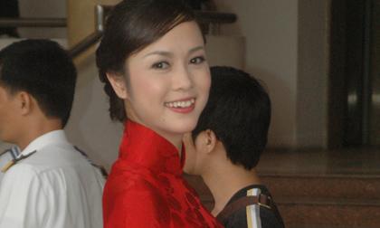 Top 5 HHVN Vũ Ngọc Anh khoe nét xuân thì trong tà áo dài đỏ