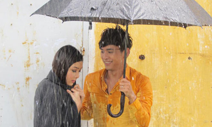Hồ Quang Hiếu tình tứ với hot girl trong mưa