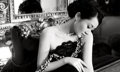 Hứa Tình gợi cảm, quyến rũ với váy trễ nải