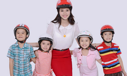 Hoa hậu Thu Thảo hướng dẫn trẻ em đội mũ bảo hiểm