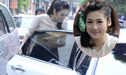 Á hậu Tú Anh "cưỡi" xế hộp trắng muốt đi xem nghệ thuật đường phố