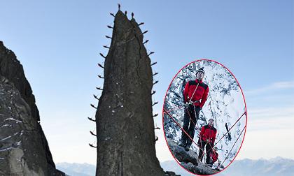 Công phu 28 người "dựng đứng vuông góc" trên núi đá 