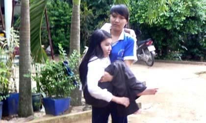 Em gái 10 năm bế chị bại liệt đến trường