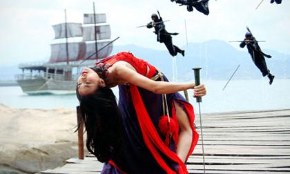 Thanh Hằng lưng trần "tung chưởng đánh nhau"